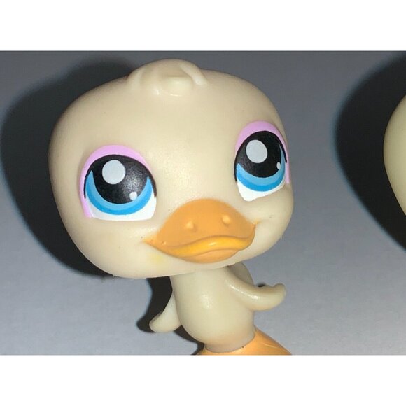 Littlest Pet Shop  LPS Duck Bird Figure Pair With Blue & Green Eyes Red Magnets - Picture 2 of 8